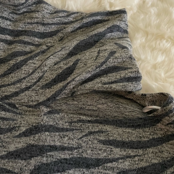 Set of Two Open Shoulder Tops - Picture 5 of 12